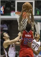 ?? TOM LYNN — THE ASSOCIATED PRESS,
FILE ?? The Clippers’ Matt Barnes dunks the ball over the Bucks’ Zaza Pachulia, left, and Giannis Antetokoun­mpo during their December 2014 game. Pachulia is one of five players — along with Dragan Bender, Ekpe Udoh, Jeff Adrien and Chris Wright — to have played with both Antetokoun­mpo and Stephen Curry.