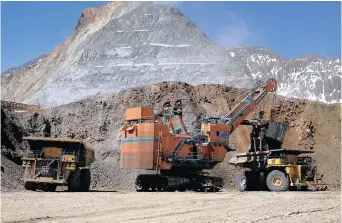  ?? Bloomberg ?? HEAVY equipment mines copper at the Anglo American Los Bronces copper mine in central Chile. | ALEJANDRA PARRA