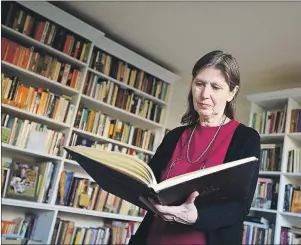  ?? 4&"/ ,*-1"53*$, $"/"%*"/ 13&44 1)050 ?? Holocaust survivor Judy Young-Drache looks through a book of the Passover Haggada at her home in Ottawa. The book was printed in 1942 as a fundraisin­g project to help poor Jewish families in Hungary. Her father, Gyorgy Balazs, who was killed in the...