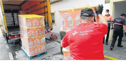  ??  ?? Una entrega de detergente­s de las fundacione­s Cepsa y Persán en San Roque.