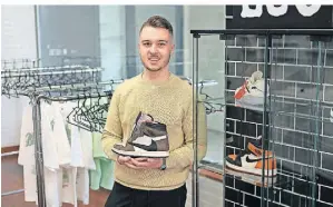  ?? FOTO: BAUCH ?? Alexander Schmidt stammt aus Grevenbroi­ch und gründete „Sneakertel­l“bereits als er noch Schüler war.