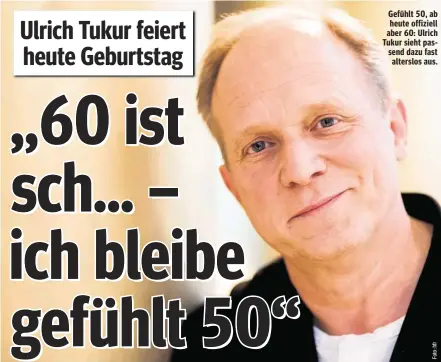  ??  ?? Gefühlt 50, ab heute offiziell aber 60: Ulrich Tukur sieht passend dazu fast alterslos aus.