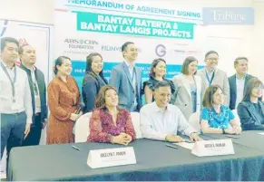  ?? PHOTOGRAPH BY JOHN LOUIE ABRINA FOR THE DAILY TRIBUNE ?? GENETRON Internatio­nal Marketing Sales Director Jocelyn Panen (left, seated), Filinvest Malls FPV and business retail head Mitch Dumlao (center), and ABS-CBN Lingkod Kapamilya Foundation Inc. managing director Roberta Lopez-Feliciano pose for a photo after signing the memorandum agreement for the Bantay Baterya and Bantay Langis Projects.