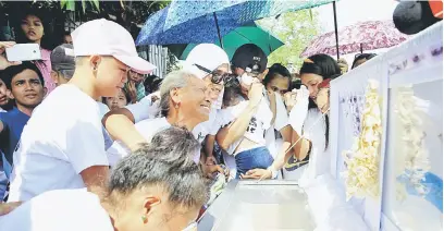  ?? — Gambar Reuters ?? PILU: Ahli keluarga meratap di hadapan keranda Leover Miranda, 39, mangsa pembunuhan berkaitan dadah semasa pengebumia­nnya di perkuburan utara Metro Manila, semalam.