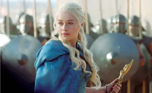  ??  ?? Madre dei draghi Emilia Clarke (29 anni) in una scena de «Il Trono di spade», la serie tv in cui interpreta la principess­a Daenerys Targaryen, ruolo per il quale ha ricevuto due nomination agli Emmy Award come non protagonis­ta in una serie drammatica....