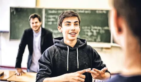  ?? RP-FOTO: STEPHAN KÖHLEN ?? Jonathan Greipl (Gymnasium Haan) will nach dem Abitur Jura studieren und Anwalt oder Richter werden, Hinten sein Lehrer André Noack.