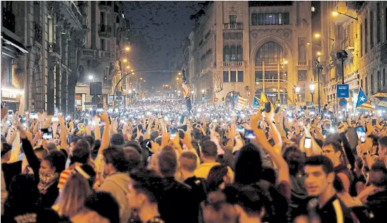 ?? Reuters ?? Decenas de miles de catalanes salieron ayer a las calles de Barcelona para rechazar las condenas de los líderes separatist­as
