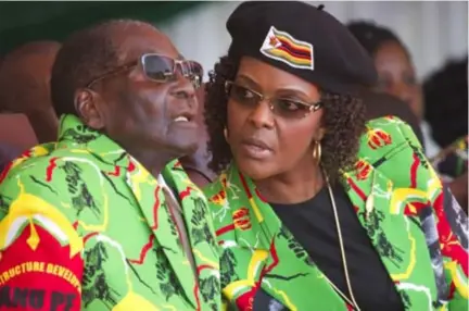  ?? FOTO AP ?? De 93jarige Robert Mugabe en zijn 41 jaar jongere vrouw Grace. De meeste Zimbabwane­n hebben een afkeer van haar, onder meer omdat ze in het buitenland miljoenen euro opsoupeert.