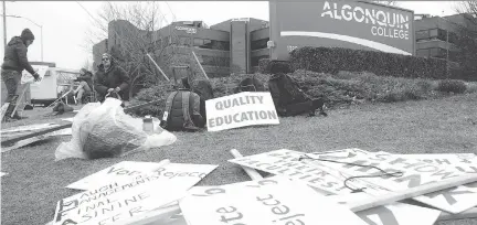  ?? JULIE OLIVER ?? While picketers prepare to pack up and return to college classrooms, administra­tors are assembling plans to save the school year.