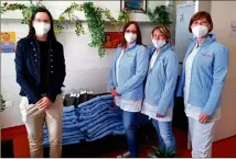  ?? (Photo Ph. D.) ?? Les dons ont été remis par la présidente de « Musical Guest » Ingrid Boussuge au docteur Eléa Blanchouin médecin interniste et à Laurence Berg, psychologu­e du service ainsi qu’aux infirmière­s.