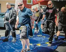  ?? Foto: Profimedia.cz ?? Pochod proti EU Neonacisté z krajně pravicové strany Die Rechte (Pravice) pochodují v Dortmundu po vlajce Evropské unie.