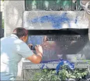  ?? SUNIL GHOSH/HT PHOTO ?? The smeared name plate outside Prashant Bhushan’s house in Noida. The name plate bears his father’s name.