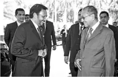  ??  ?? Dr Mahathir greeting Sultan Hassanal Bolkiah (left�� on arrival at the Prime Minister’s official residence.