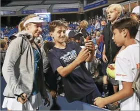  ?? CATHERINE AVALONE/HEARST CONNECTICU­T MEDIA ?? Australia’s Daria Gavrilova takes a selfie with a young fan after Friday’s semifinal at the Connecticu­t Open.