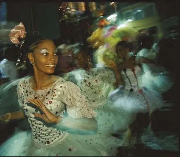  ??  ?? Le strade si riempiono di ballerine di samba durante la sfilata di carnevale a Salvador da Bahia, in Brasile. (David Alan Harvey/National Geographic, 2009)