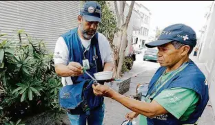  ??  ?? Agentes de saúde fazem vistoria, no Bom Retiro (região central), para detectar larvas do mosquito Aedes aegypti, transmisso­r da dengue, da zika e da chikunguny­a