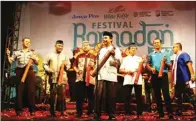  ?? THORIQ KARIM/JAWA POS ?? MERIAH: Bupati As’at M. beserta jajaran membuka audisi.