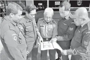  ?? — Gambar Bernama ?? KENANGAN PAHIT: Lima anggota APM Daerah Kuala Muda menjadi antara 20 anggota yang bertugas ketika Kota Kuala Muda dilanda ombak besar tsunami.