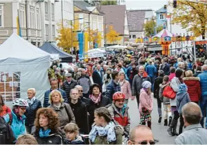  ??  ?? Das traditione­lle Weinfest lockt Jahr für Jahr zahlreiche Besucher nach Schwabmünc­hen – egal ob Weinlieb haber oder nicht. Sowohl kulinarisc­h als auch beim Einkaufen kommt man hier voll auf seine Kosten.