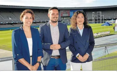  ?? ?? María Crespo y Elena Serichol, de la organizaci­ón del torneo, junto al delegado de Deportes Jesús Alba.