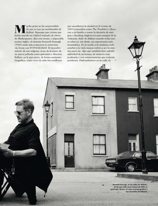  ?? ?? Kenneth Branagh, en las calles de ‘Belfast’, en las que rodó, en el verano de 2020, su particular ‘Roma’: un viaje cinematogr­áfico a sus recuerdos de infancia.