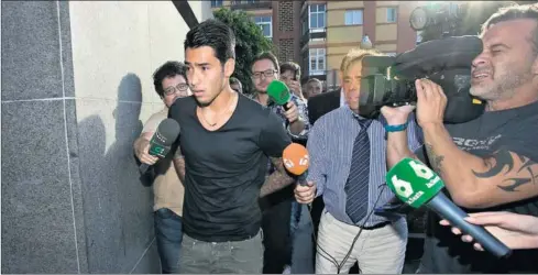  ??  ?? EN LOS JUZGADOS. El delantero de la Unión Deportiva Las Palmas, Sergio Araujo, se pasó la mañana de juicio en Telde.