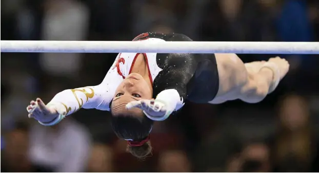  ?? Foto: imago/Michael Weber ?? Sophie Scheder holt am Stufenbarr­en sonst viele Punkte, doch im Mehrkampff­inale von Baku stürzte sie vom Gerät und verlor dadurch Bronze.