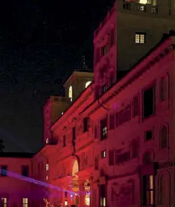  ??  ?? Fasci di luce Villa Medici si vestirà di differenti colori, sulla scia della Nuit Blanche originale, ideata da Christophe Girard a Parigi nel 2002