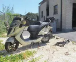  ?? FOTO JOHNNY GEURTS ?? De brandweer kon de door het vuur gehavende scooter nog uit de brandende garage sleuren.