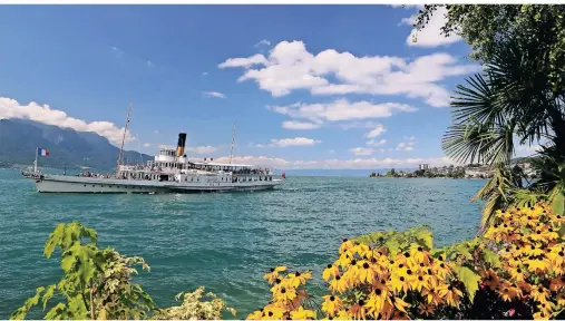  ?? FOTO: THOMAS SBIKOWSKI ?? Ausblick von der Promenade in Montreux auf den Genfer See und das Belle-Epoque-Dampfschif­f