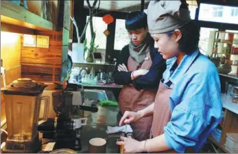  ?? PHOTOS PROVIDED TO CHINA DAILY ?? Yu Tao (right), a resident from Xiadang in Fujian province, learns how to make milk tea in Jixi village.