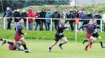  ?? Photo DR ?? Alex Chaveneau ici en action contre Sucy-en-Brie : le buteur de GTO jouait en Série il ya quatre ans. Il a trouvé sa place en Fédérale.