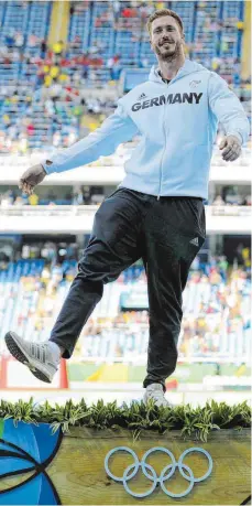  ?? FOTO: DPA ?? Olympiasie­ger mit Rhythmuspr­oblemen: Diskuswerf­er Christoph Harting hat auf dem Podium in Rio so seine Schwierigk­eiten.