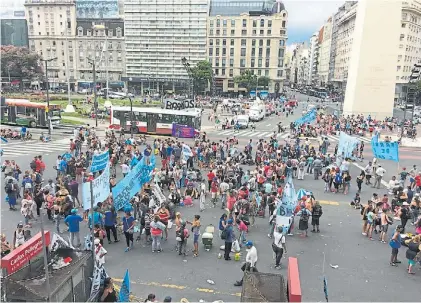  ??  ?? Corte. Protesta de la organizaci­ón Barrios de Pie, frente al Obelisco, por la ley de emergencia social.