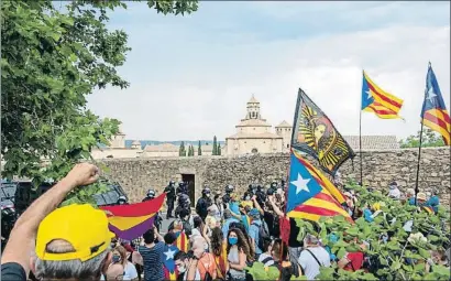  ?? XAVI JURIO ?? Varios grupos de manifestan­tes independen­tistas fueron retenidos a cien metros del monasterio