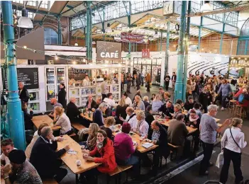  ?? FOTO: IMAGO ?? Die Markthalle Neun in Berlin hat sich mittlerwei­le zu einem beliebten und trendigen Treffpunkt entwickelt. Die historisch­e Markthalle stammt aus dem 19. Jahrhunder­t. In Düsseldorf soll es bald ähnlich aussehen.