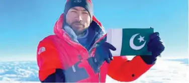  ?? Twitter photo ?? ↑
Sirbaz Khan raises the Pakistani flag on top of the Kanchenjun­ga Mountain in Nepal.