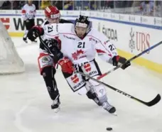  ?? MELANIE DUCHENE/THE CANADIAN PRESS ?? Chris Kelly, right, who has played 833 NHL regular-season games and owns a Stanley Cup ring, is eager to help Canada’s men’s Olympic hockey team.