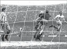  ??  ?? EMPATE. El primer derbi liguero acabó en empate en 1967.