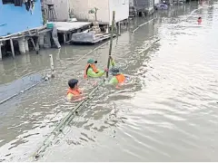  ?? COURTESY OF BANGKOK METROPOLIT­AN ADMINISTRA­TION ?? City Hall workers are building bamboo rafts in Khlong Prem Prachakorn, to deal with rubbish in the canal.