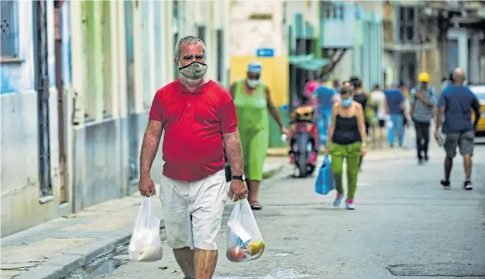  ?? Yamil lage/afp ?? Compras de alimentos en La Habana tras las concesione­s del gobierno