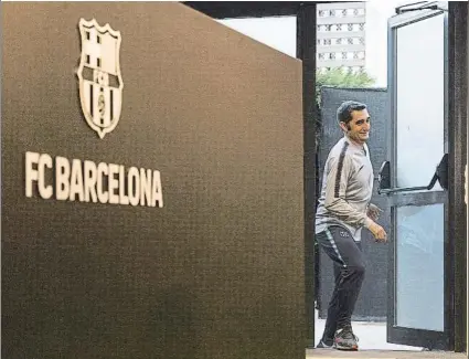  ?? FOTO: PERE PUNTÍ ?? Valverde, entrando en la sala de prensa El técnico no se olvida del 5-4 de la pasada temporada