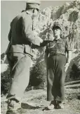  ??  ?? Stillgesta­nden: Liesl Karlstadt wird zum Obergefrei­ten Gustav befördert. 1941 war das und mitten in den Tiroler Alpen.