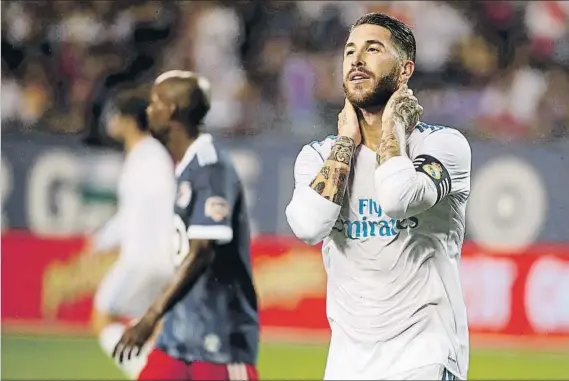  ?? FOTO: EFE ?? Sergio Ramos, capitán del Real Madrid, en una acción contra el All Star El conjunto blanco no pasó del empate ante el combinado de la MLS aunque se llevó la victoria en los penaltis