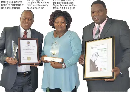  ?? Picture: ROB KNOWLES ?? PROUD MOMENTS: Ndlambe Municipali­ty proudly display their accomplish­ments at the open council meeting on Monday, including the Govan Mbeki award for the housing developmen­t at Kenton-on-Sea and the auditor-general’s award for the most improved...