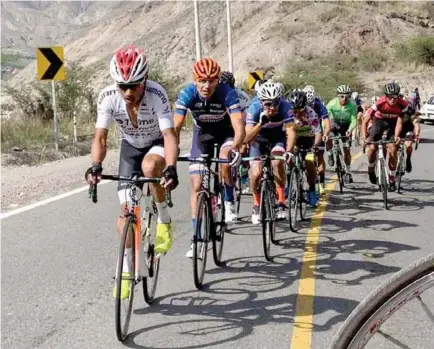 ??  ?? PEDALEO. El ascenso hacia San Isidro confirmó el estado de preparació­n de los ciclistas que alistan su participac­ión en carreras a nivel nacional e internacio­nal.