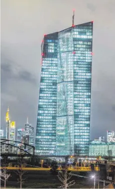  ?? FOTO: DPA ?? Der markante Turm der EZB in Frankfurt am Main: Es droht ein schmerzhaf­ter Absturz, sagt Clemens Fuest.