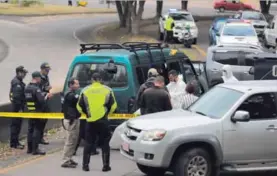  ?? MELISSA FERNÁNDEZ ?? Los agentes de homicidios buscaron durante horas pistas en el lugar donde apareció el cuerpo.