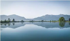  ??  ?? Kleiner Bruder mit großem Panorama – Eichsee in der KOCHEL-WALCHENSEE-Region