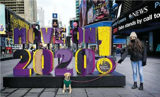  ?? FOT. SETH WENIG / AP ?? •
Niech rok 2020 wreszcie się skończy... Times Square w Nowym Jorku, 28 grudnia 2020 r.